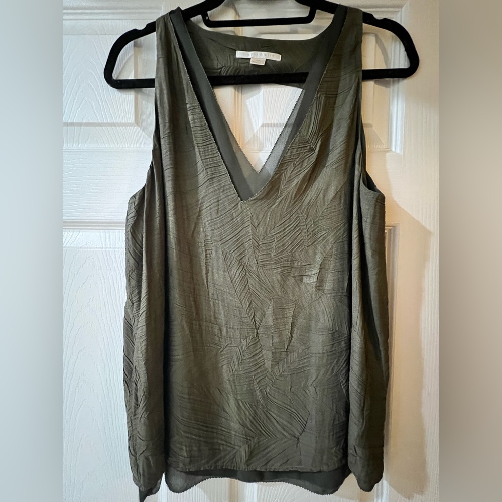 ✨SOLD✨Beautiful airy tank with sheer underlay